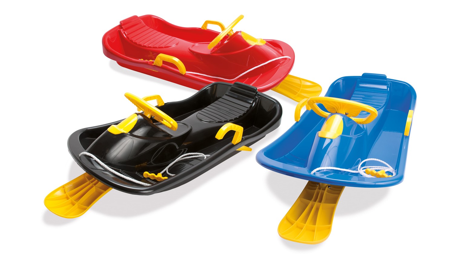 Tre slæder med ski i rød, sort og blå med gule styrehåndtag