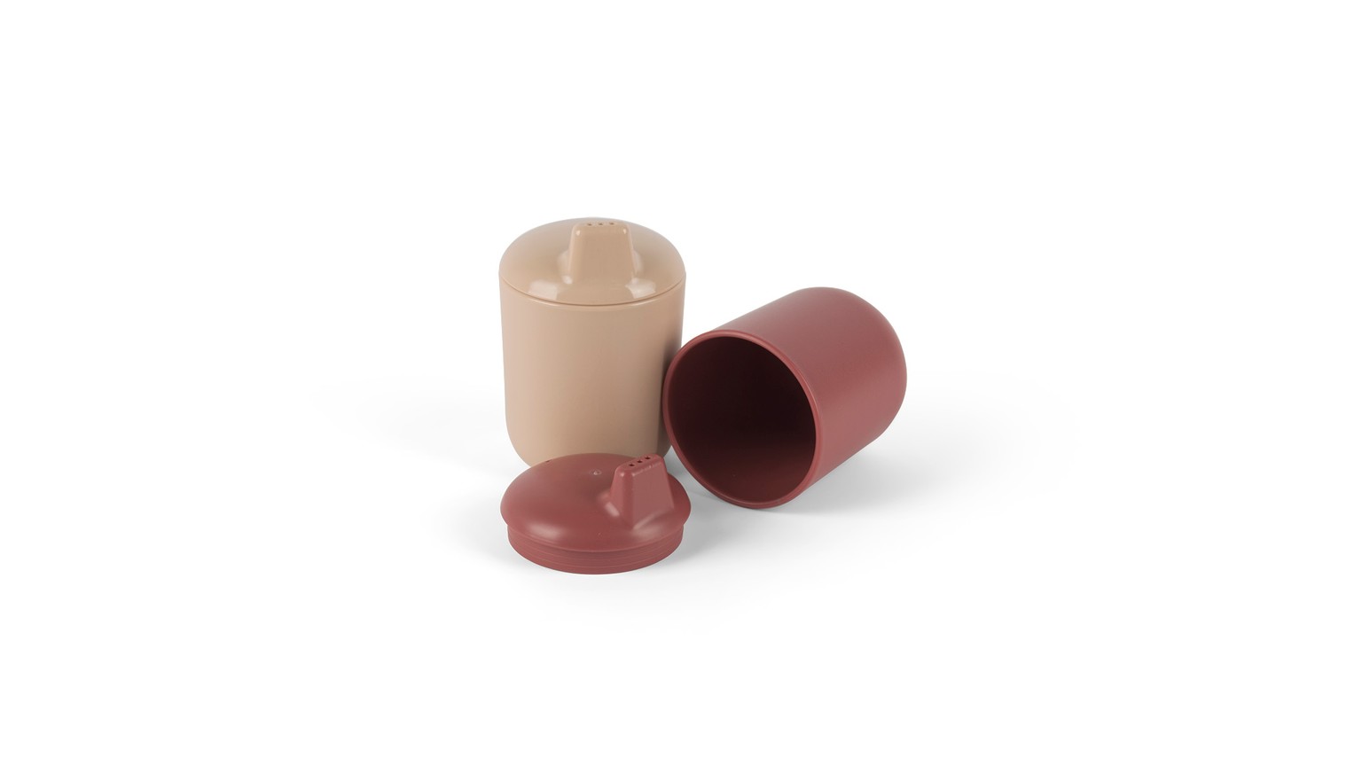 To lysebrune tudekopper med rødlig bund står ved siden af hinanden.