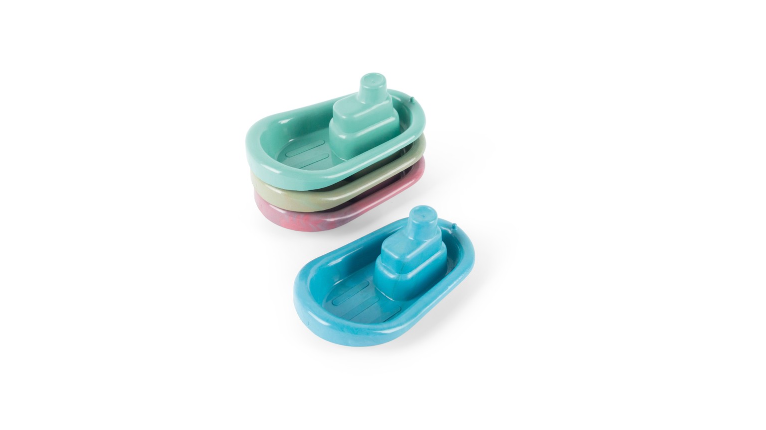 To lyseblå og mintgrønne plastik-småbåde