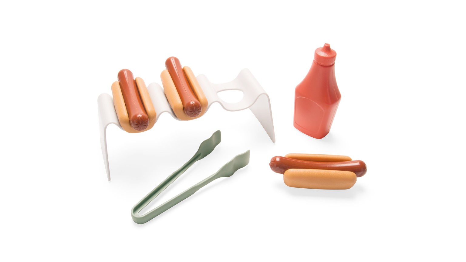 Legetøjs hotdog-sæt med pølser, brød, ketchupflaske og bestik i rød og grå nuancer.