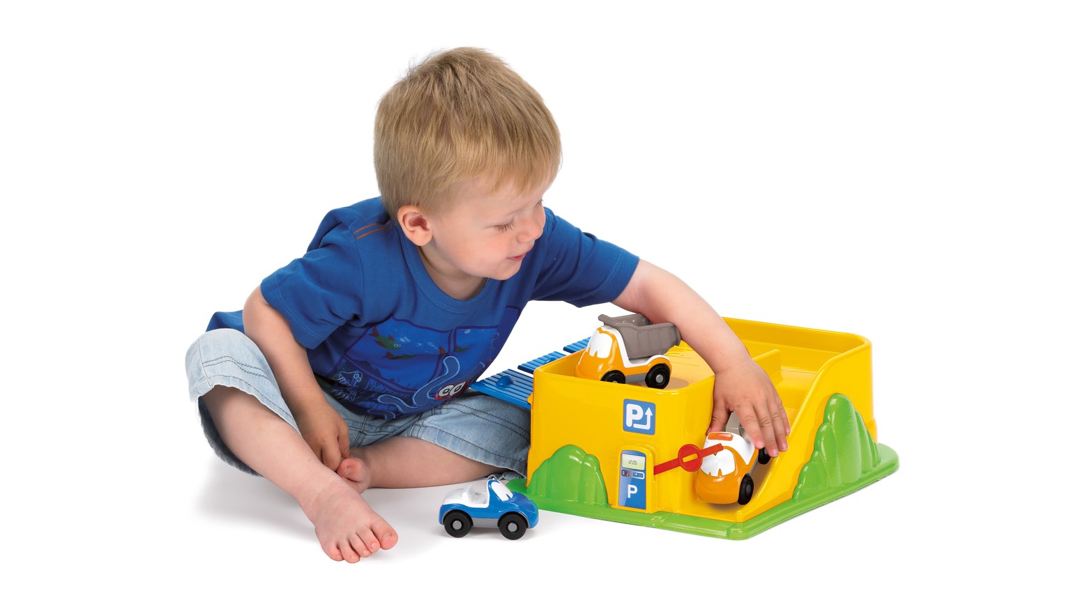 Barn leger med gul og grøn servicevognpark med legebil og rampe