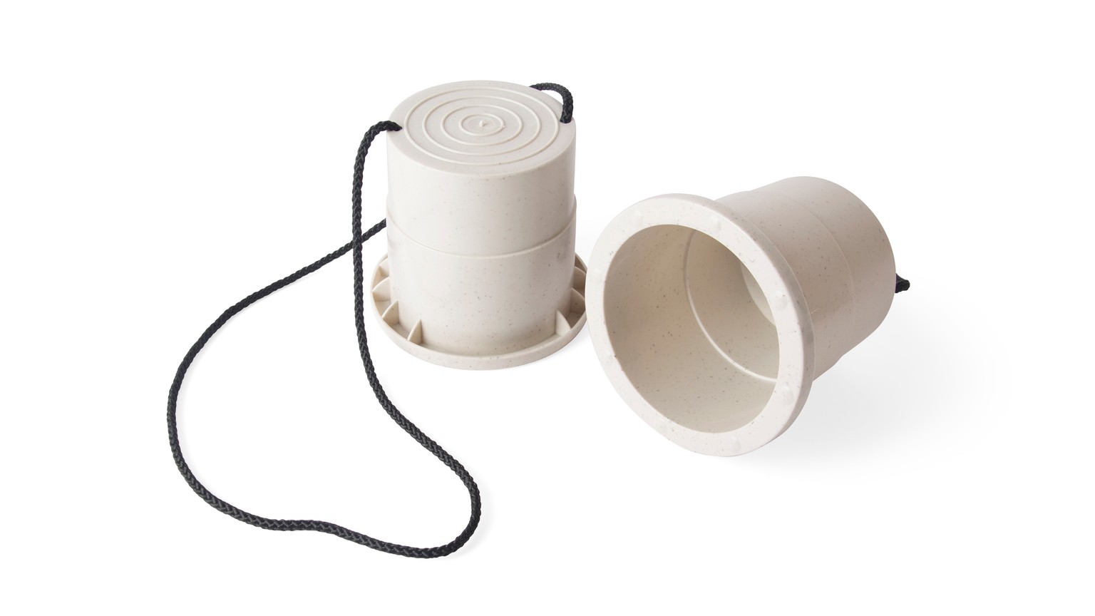 To hvide kop-lignende stylter forbundet med en sort snor.