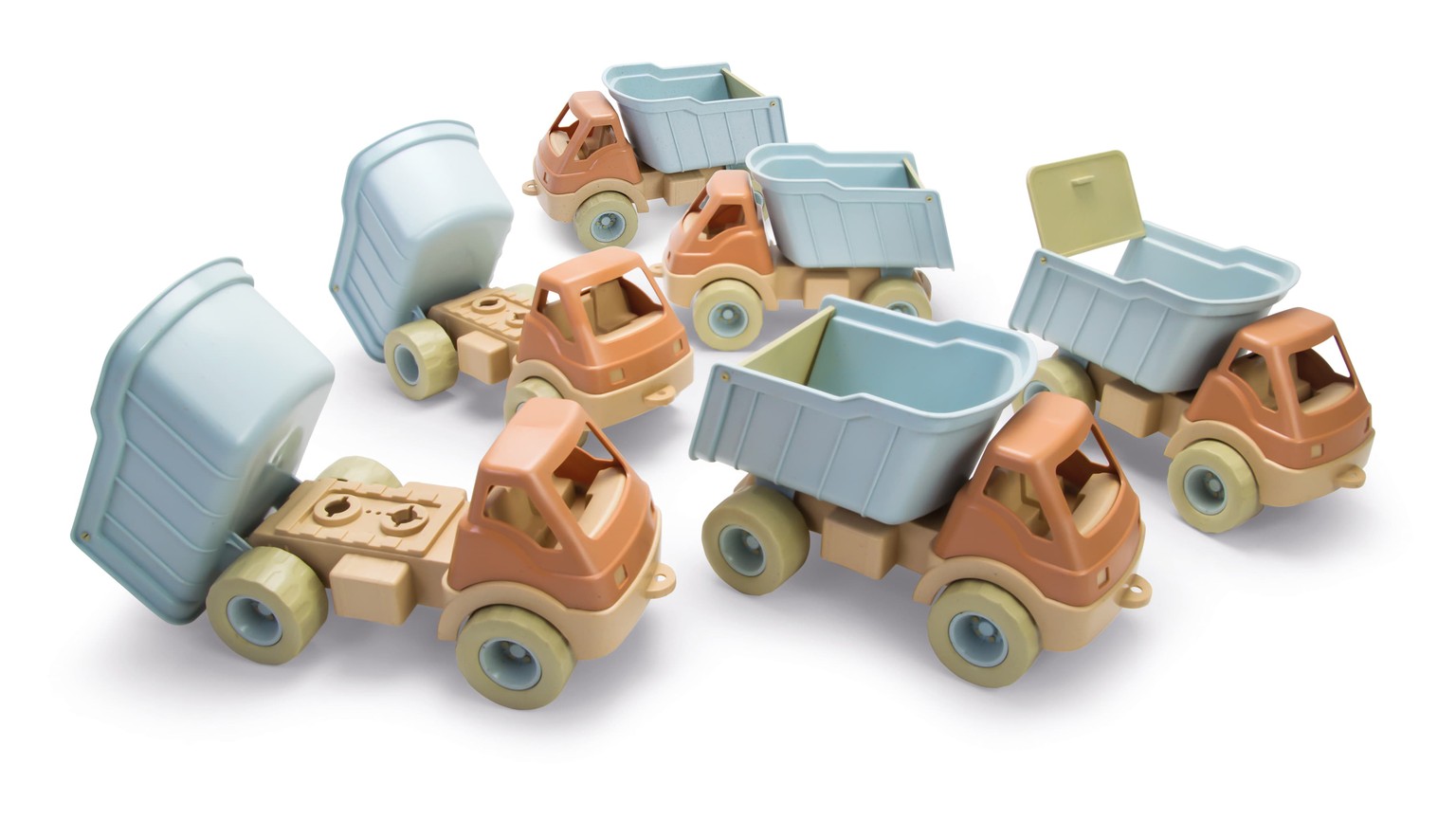 Små pastelblå og beige legetøjslastbiler opstillet i en gruppe.