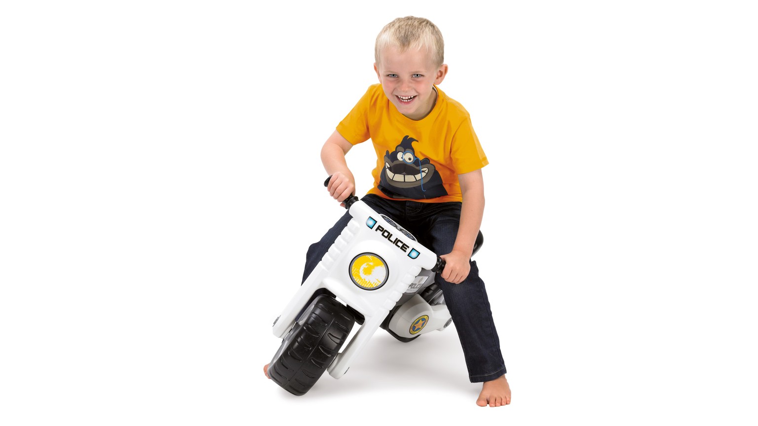 Barn på hvid motorcykel i legetøjsstørrelse. Motorcyklen er hvid med sort sæde.