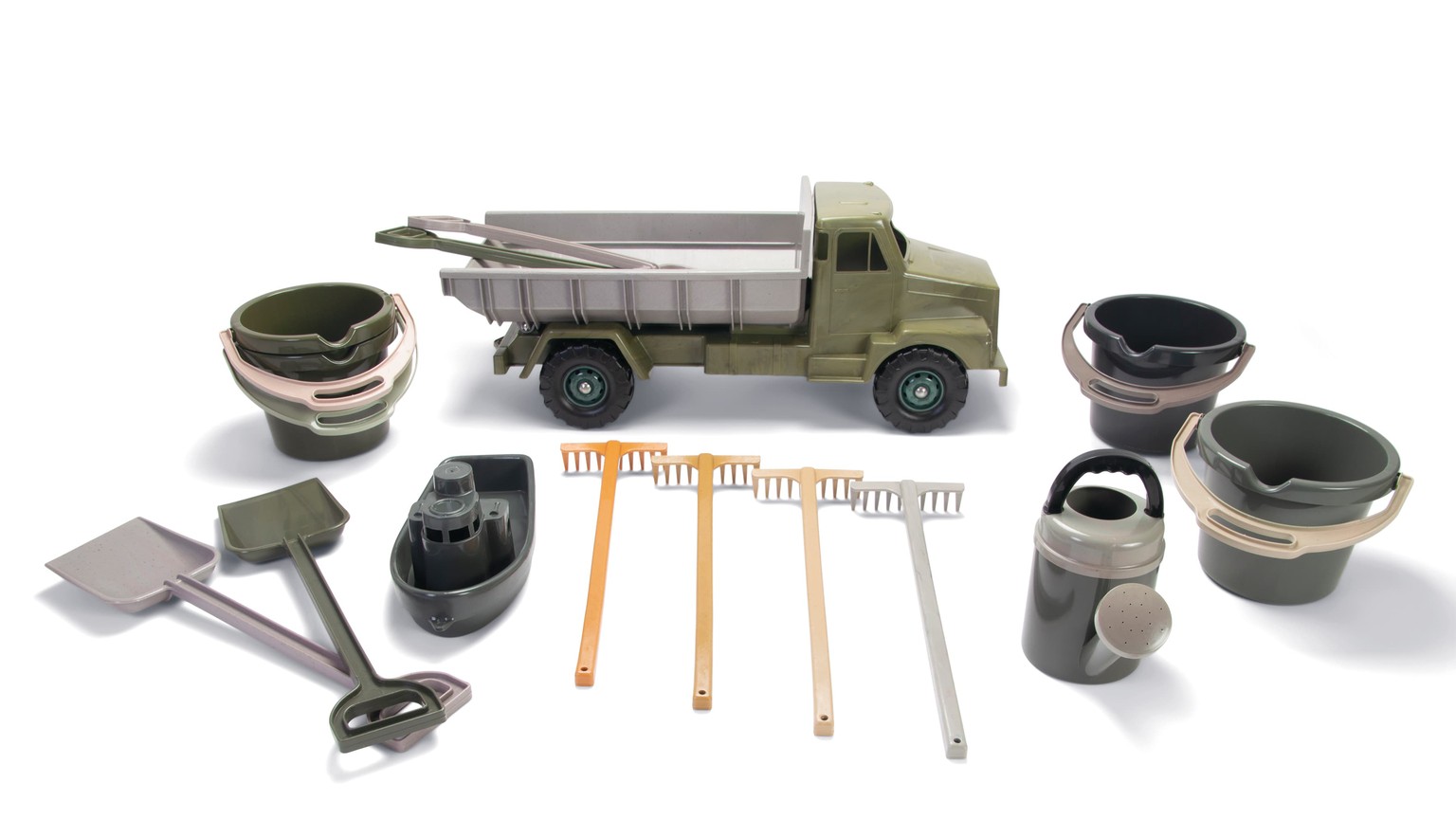 Grøn lastbil med sandlegetøj, skovle og spande i grå og sorte nuancer