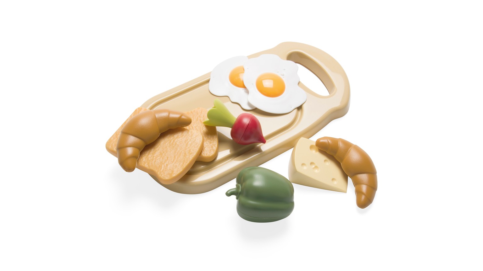 Legetøjsmorgenmad på et fad med spejlæg, brød, croissant og drikkevare i dæmpede farver.