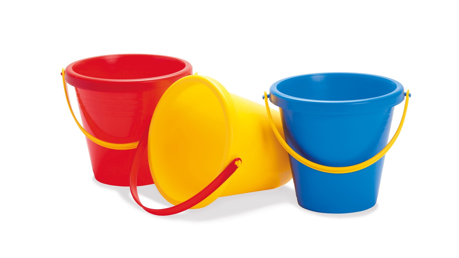 Tre farverige spande - rød, gul og blå - med bøjlehåndtag