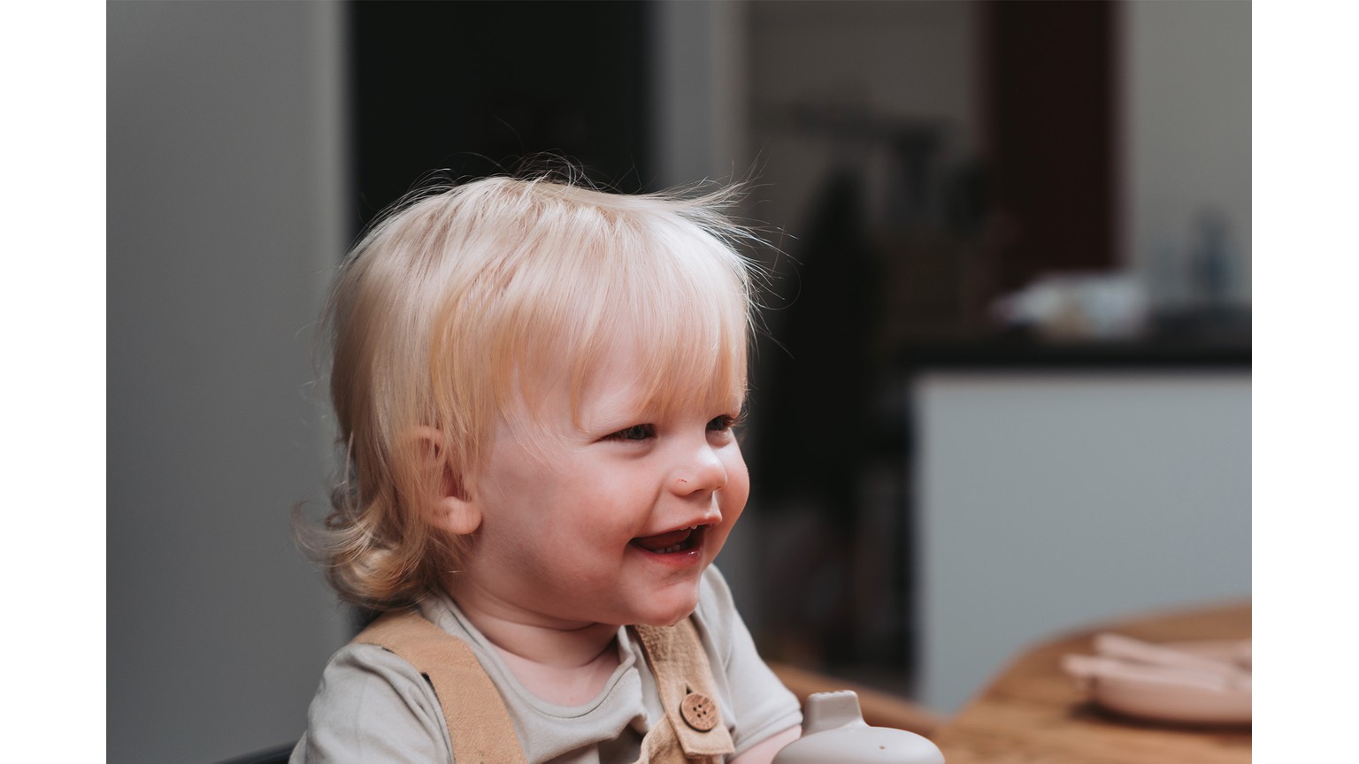 Lattermild blond småbarn i profil.